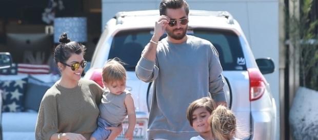 Kourtney Kardashian y Scott Disick con sus tres hijos Kourtney Kardashian y Scott Disick con sus tres hijos