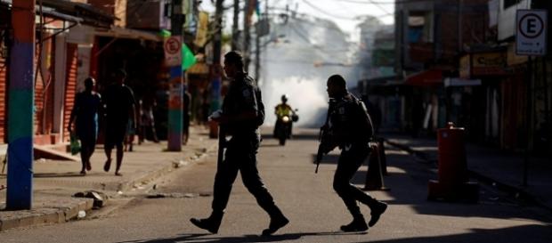 Policiais militares em tiroteio contra traficantes na Cidade de Deus Policiais militares em tiroteio contra traficantes na Cidade de Deus