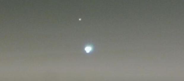 UFOs foram gravados por câmera de visão noturna (Steven Barone) UFOs foram gravados por câmera de visão noturna (Steven Barone)