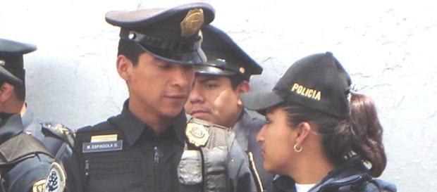Un policía en México debe de salvaguardar a la sociedad. Un policía en México debe de salvaguardar a la sociedad.