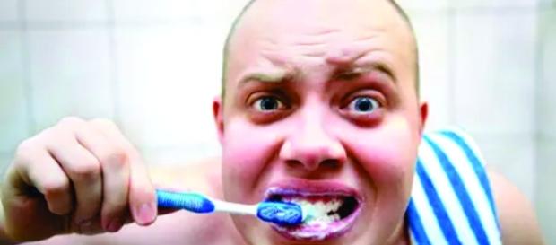 Você escova os dentes várias vezes ao dia há muitos anos (certo?), mas provavelmente continua fazendo do jeito errado Você escova os dentes várias vezes ao dia há muitos anos (certo?), mas provavelmente continua fazendo do jeito errado