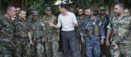 Bashar al-Assad nel corso di una visita alle sue truppe: dopo quattro anni la bandiera di Damasco sventola sull'intera città