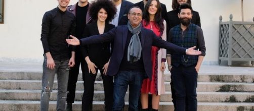 Il padrone di casa #CarloConti insieme alle otto nuove proposte di #Sanremo2017 - ansa.it