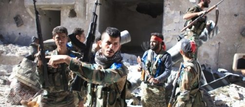 Soldati siriani durante la liberazione di Aleppo