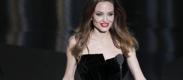 Angelina Jolie iși revine după divorțul de Brad Pitt Angelina Jolie iși revine după divorțul de Brad Pitt