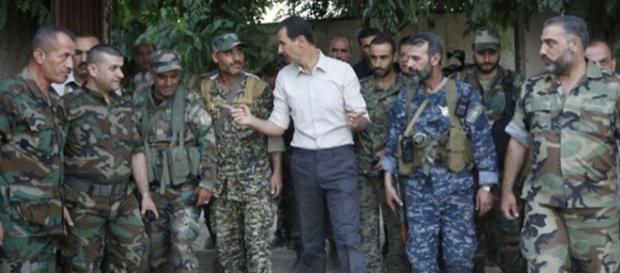 Bashar al-Assad nel corso di una visita alle sue truppe: dopo quattro anni la bandiera di Damasco sventola sull'intera città Bashar al-Assad nel corso di una visita alle sue truppe: dopo quattro anni la bandiera di Damasco sventola sull'intera città