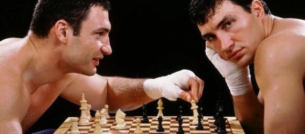 Chessboxing, o ajedrez boxeo, jugado por los hermanos Klitschko Chessboxing, o ajedrez boxeo, jugado por los hermanos Klitschko