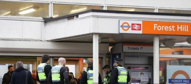 Dramatic moment cops arrest crazed Forest Hill knifeman who ... - thesun.co.uk Dramatic moment cops arrest crazed Forest Hill knifeman who ... - thesun.co.uk