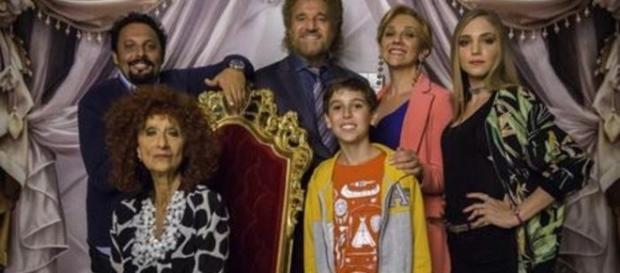 La famiglia Tucci è protagonista della commedia "Poveri ma ricchi". La famiglia Tucci è protagonista della commedia "Poveri ma ricchi".