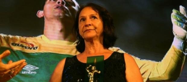 Mãe do goleiro recebeu o troféu e emocionou os presentes (Foto: Divulgação/CBF) Mãe do goleiro recebeu o troféu e emocionou os presentes (Foto: Divulgação/CBF)