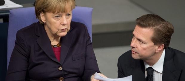 Merkel und ihr Pressesprecher Seibert. (Fotoverantw./URG Suisse: Blasting.News Archiv) Merkel und ihr Pressesprecher Seibert. (Fotoverantw./URG Suisse: Blasting.News Archiv)