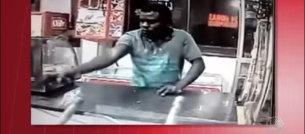 Momento em que criminoso atira na vítima Momento em que criminoso atira na vítima