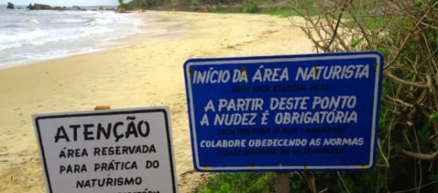 O Brasil conta com lindas praias de nudismo e os frequentadores precisam obedecer às regras O Brasil conta com lindas praias de nudismo e os frequentadores precisam obedecer às regras