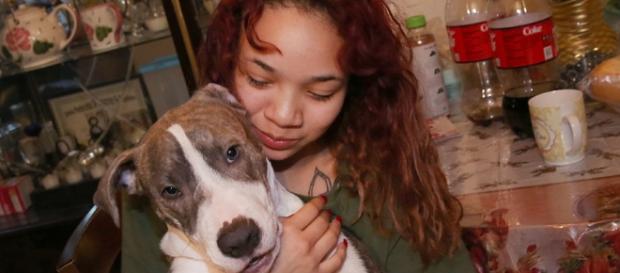 O herói e Maya, a jovem que foi salva O herói e Maya, a jovem que foi salva