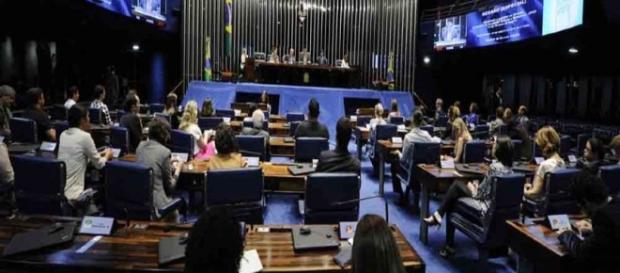 PEC dos gastos é aprovada no Senado e gera revolta nas redes sociais PEC dos gastos é aprovada no Senado e gera revolta nas redes sociais