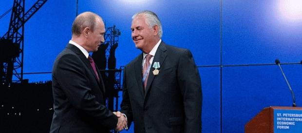 Rex Tillerson avait été décoré de l'Ordre de l'Amitié par Vladimir Poutine en personne Rex Tillerson avait été décoré de l'Ordre de l'Amitié par Vladimir Poutine en personne