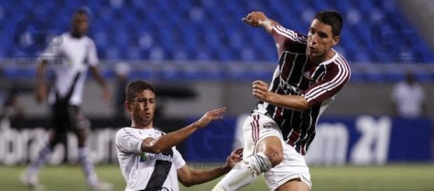Thiago Neves, com a camisa do Flu, em ação contra o Vasco: meia é disputado por rivais para 2017 (Foto: Gazeta Esportiva) Thiago Neves, com a camisa do Flu, em ação contra o Vasco: meia é disputado por rivais para 2017 (Foto: Gazeta Esportiva)