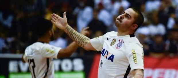 Vander Carioca renova contrato com o Corinthians após título inédito - gazetaesportiva.com Vander Carioca renova contrato com o Corinthians após título inédito - gazetaesportiva.com