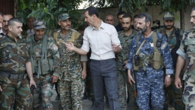 Bashar al-Assad nel corso di una visita alle sue truppe: dopo quattro anni la bandiera di Damasco sventola sull'intera città
