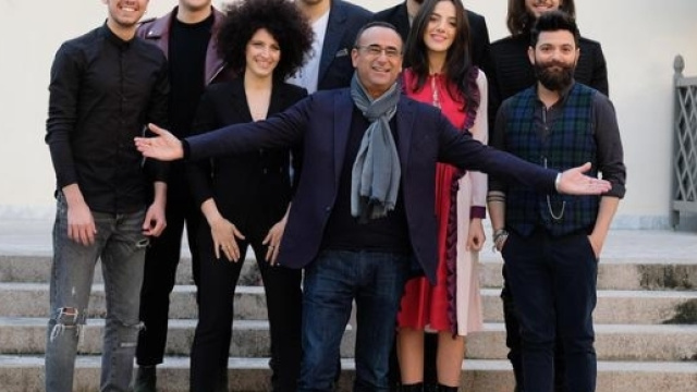 Il padrone di casa #CarloConti insieme alle otto nuove proposte di #Sanremo2017 - ansa.it