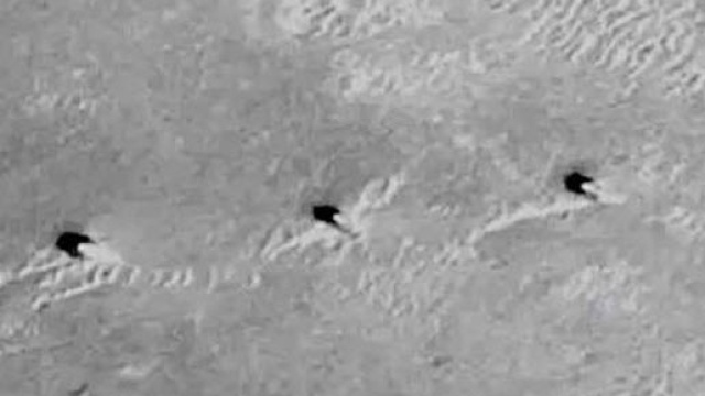 Le presunte torri individuate su Marte.