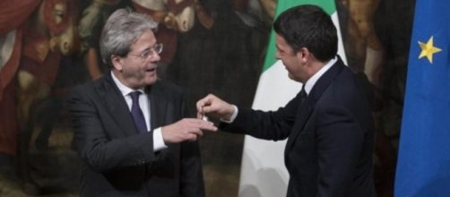 Il nuovo premier, Paolo Gentiloni, nel simbolico 'passaggio' con Matteo Renzi