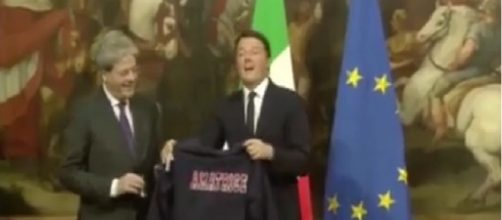 Renzi consegna a Gentiloni la felpa di Amatrice