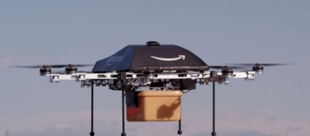 Amazon a livré son premier colis par drone. Amazon a livré son premier colis par drone.
