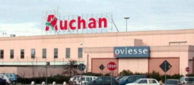 Bari, rapina nella gioielleria del centro commerciale Auchan di Casamassima Bari, rapina nella gioielleria del centro commerciale Auchan di Casamassima