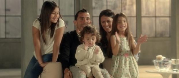 Carlos Tevez junto a toda su familia Carlos Tevez junto a toda su familia