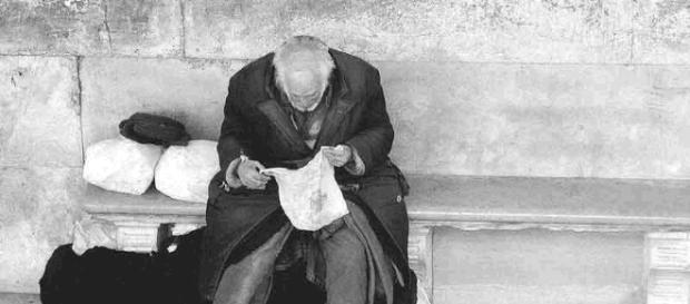 I clochard lasciati fuori al freddo, al riparo solo i profughi I clochard lasciati fuori al freddo, al riparo solo i profughi