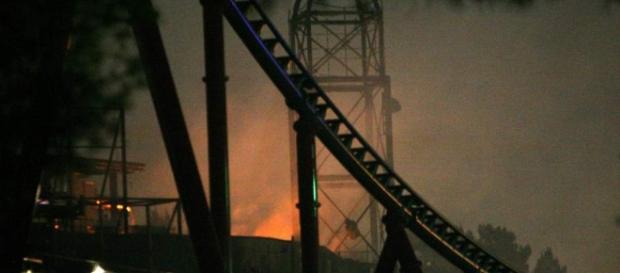 Imagen de las llamas que afectaban esta noche al recinto Ferrari Land. Imagen de las llamas que afectaban esta noche al recinto Ferrari Land.