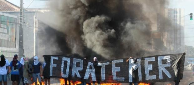 Protestos fervem no ambiente caótico do país Protestos fervem no ambiente caótico do país