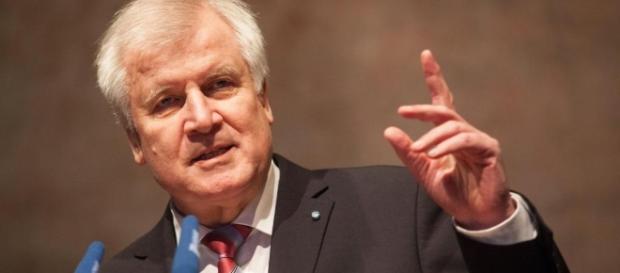 Seehofer droht der CDU und meint es ernst. (Fotoverantw./URG Suisse: Blasting.News Archiv) Seehofer droht der CDU und meint es ernst. (Fotoverantw./URG Suisse: Blasting.News Archiv)