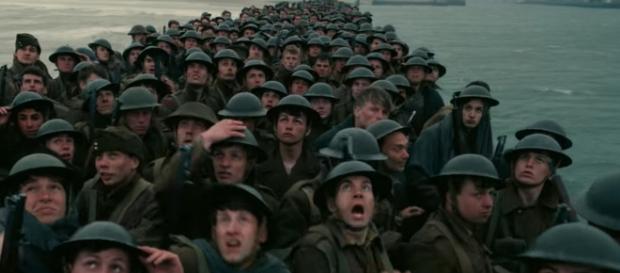 Soldados acuados na praia de Dunkirk esperam pelo ataque inimigo (Foto: Warner Bros/Divulgação) Soldados acuados na praia de Dunkirk esperam pelo ataque inimigo (Foto: Warner Bros/Divulgação)
