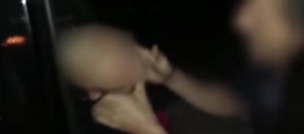 Vídeo flagra criança bêbada, ao lado do pai Vídeo flagra criança bêbada, ao lado do pai