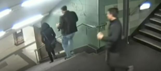 Vídeo que mostra mulher sendo agredida em uma escadaria choca o mundo Vídeo que mostra mulher sendo agredida em uma escadaria choca o mundo