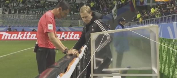 Viktor Kassai revisando la jugada. Imagen procedente de: diariomadridista.okdiario.com Viktor Kassai revisando la jugada. Imagen procedente de: diariomadridista.okdiario.com