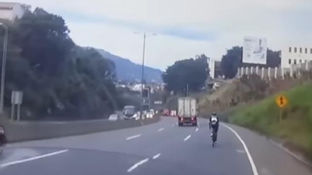 Andrey Amador in bici in autostrada.