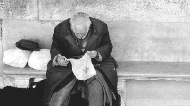 I clochard lasciati fuori al freddo, al riparo solo i profughi