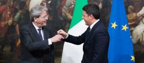 Matteo Renzi e Paolo Gentiloni si scambiano la campanella
