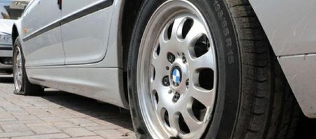 Bucare ripetutamente gli pneumatici dell'auto dell'ex partner può arrivare a configurare il reato di atti persecutori. Bucare ripetutamente gli pneumatici dell'auto dell'ex partner può arrivare a configurare il reato di atti persecutori.