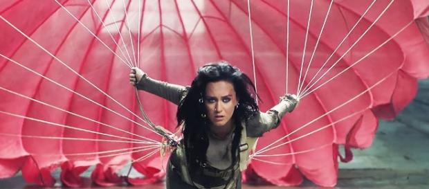 Captura de Katy Perry en el videoclip "Rise". Captura de Katy Perry en el videoclip "Rise".
