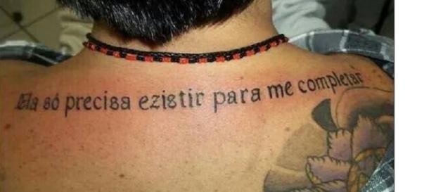 "Ezistir" foi o que esse homem resolveu tatuar. Ele provavelmente irá se arrepender disso "Ezistir" foi o que esse homem resolveu tatuar. Ele provavelmente irá se arrepender disso