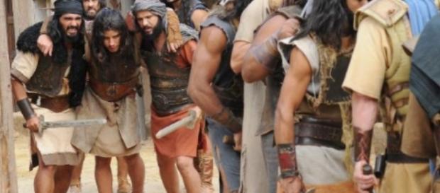 Gravemente ferido, Zaqueu é levado pelos companheiros até ao acampamento Gravemente ferido, Zaqueu é levado pelos companheiros até ao acampamento