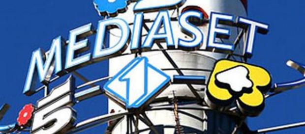 Il gruppo Mediaset è un gruppo di società di cui la holding è la Mediaset S.p.A., il principale operatore televisivo privato italiano Il gruppo Mediaset è un gruppo di società di cui la holding è la Mediaset S.p.A., il principale operatore televisivo privato italiano
