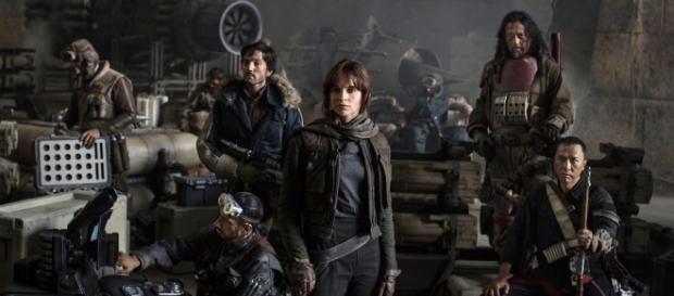 Jyn Erso (Felicity Jones) y su grupo de Rebeldes en la legendaria base de Yavin 4. Jyn Erso (Felicity Jones) y su grupo de Rebeldes en la legendaria base de Yavin 4.