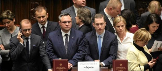 Opozycja okupuje mównicę sejmową Opozycja okupuje mównicę sejmową