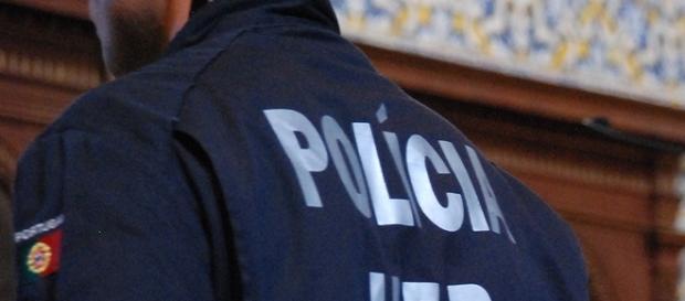 Polícia da Unidade Especial de Polícia, actua sempre pela força da unidade Polícia da Unidade Especial de Polícia, actua sempre pela força da unidade