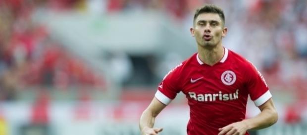 Rebaixado com o Inter em 2016, Alex pode defender o Fluminense no ano que vem (Foto: Arquivo) Rebaixado com o Inter em 2016, Alex pode defender o Fluminense no ano que vem (Foto: Arquivo)